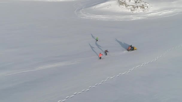 Skútr Vytáhněte Tři Muže Lyžích Antarktidě Majestic Landscape Drone Flight — Stock video