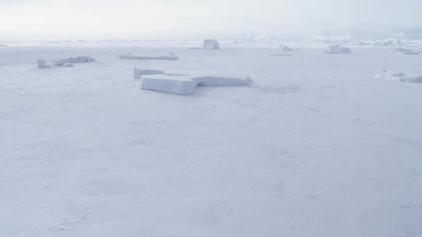 Vista Aérea Del Campo Hielo Congelado Atascado Tabular Snow Covered — Vídeo de stock