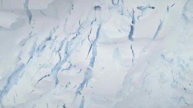 Arktik Buzul Dokuları Havadan Yukarı Aşağı Görünümü. Antarktika Harsh Ice Floe ve Erozyon Üst Sahne Arkaplanı. 4K UHD 'deki Buzul Havası Küresel Isınma Manzarası İnsansız Hava Aracı Uçuş Görüntüsü