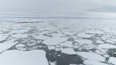İklim Değişikliği: Eriyen Buz. Antarktika üzerindeki hava uçuşu. Buz gibi okyanus suyu. Kutup Okyanusu 'nun insansız hava aracı görüntüsü. Buz parçaları, soğuk suda yüzen kar. Vahşi Dokunulmamış Çevre Permafrost
