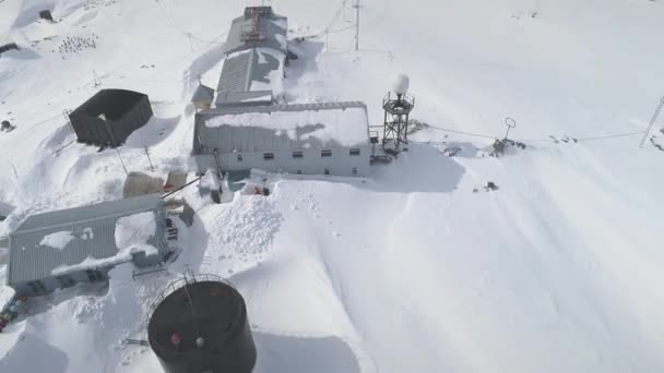 南极洲Vernadsky极地站空中景观 南极春天大自然野生动物顶级无人机飞行射击 极地动物蟹海豹海鸥在海洋湾基地 Climate Change Research Concept Footage — 图库视频影像