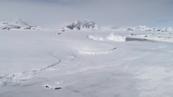 Sneeuw Bedekt Antarctica Berg Luchtfoto South Pole Epic Ijs Heuvellandschap — Stockvideo