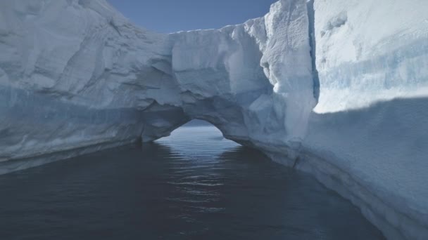 Ледник Айсберг Арка Антарктический Океан Дыра Массивном Ледяном Берге Плавающая — стоковое видео