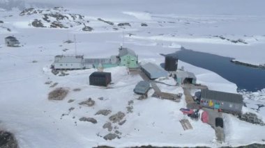 Antarktika Vernadsky kutup İstasyonu havadan görünümü. Arctic bahar doğa Yaban hayatı en iyi Drone uçuş atış. Okyanus Bay Bankası kutup hayvan Crabeater mühür martı. İklim değişikliği araştırma kavramı görüntüleri 4k Uhd
