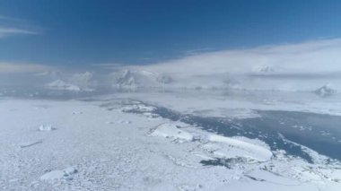 Sahil Doğa Dağları 'nın Antarktika Panoraması. Hava görüntüsü. Kuzey Kutbu Kış Okyanusu Buzulu Muhteşem Güzellik Ufku. Donmuş Buz Diyarı Zaman Kamerası Eğik İnsansız Hava Aracı