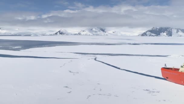 West Antarctica Nov 2017 Barco Quebra Gelo Vermelho Navegando Águas — Vídeo de Stock