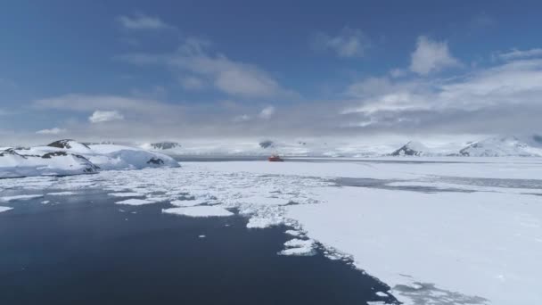 Rompehielos Rojo Rompe Hielo Antártida Haciendo Camino Vista Aérea Vuelo — Vídeos de Stock