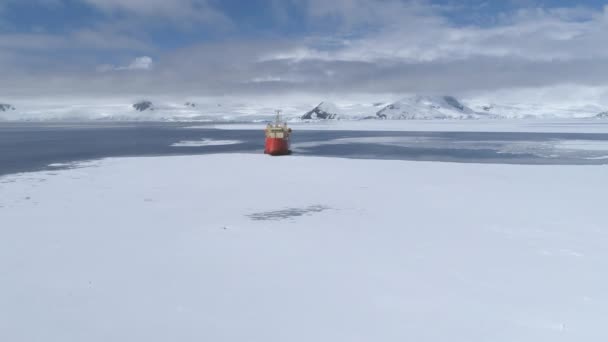 Κόκκινο Σκάφος Παγοθραυστικό Που Πλέει Στα Ύδατα Της Ανταρκτικής Εναέρια — Αρχείο Βίντεο