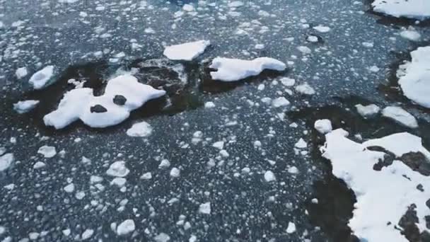 Climate Change Melting Ice Ocean Clear Water Icebergs Antarctica Aerial — Vídeos de Stock