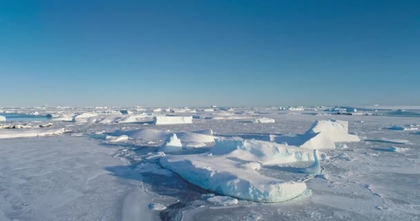 Χειμερινό Αρκτικό Τοπίο Εναέρια Πανόραμα Παγόβουνα Παγωμένο Ωκεανό Κάτω Από — Αρχείο Βίντεο