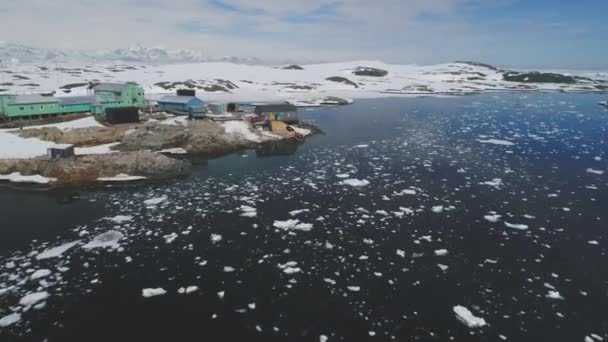 南极极地站 Vernadsky基地 空中景观 海洋海岸线开阔水面野生大自然 用4K拍摄的山地景观无人机飞行图像探测北极基地的全球暖化 — 图库视频影像
