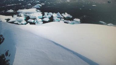 Turkuaz Buzdağı Brash Buz Havası Üst Aşağı Görünümü. Okyanus Kutup Kıyısı 'nda Büyük Kar Buzu Yüzüyor, Küresel Isınma Konsepti. Kutup Doğası Yüzen Buzul Deniz Burnu İnsansız Hava Aracı Görüntüsü