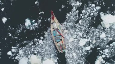 Antarktika 'daki eriyen buzdan geçen yat kırığının yakın görüntüsü. Ocean Aerial Tepesi Vuruldu. Kırmızı Gemi Kutup Doğası Buzuluna Yolculuk Küresel Isınma Kavramını Keşfetti