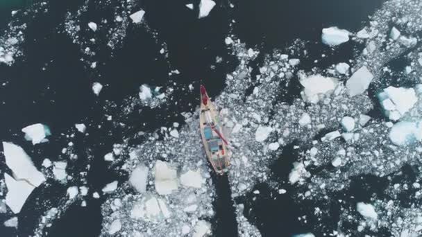 Красная Парусная Яхта Прорывается Сквозь Тающий Лед Антарктики Ocean Aerial — стоковое видео