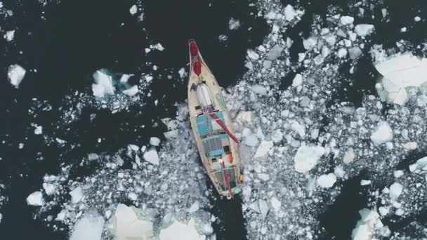 Nahaufnahme Von Sailing Yacht Break Antarctic Schmelzeis Ocean Aerial Top — Stockvideo