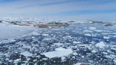 Antarktika Okyanus Havacılık Manzarası 'nda Yelken Yatı. Vernadsky kutup üssü önde. Antarktika 'da Kırmızı Gemi Seyahati Majestic Nature Seascape Coast Glacier Top Drone Görüntüsü