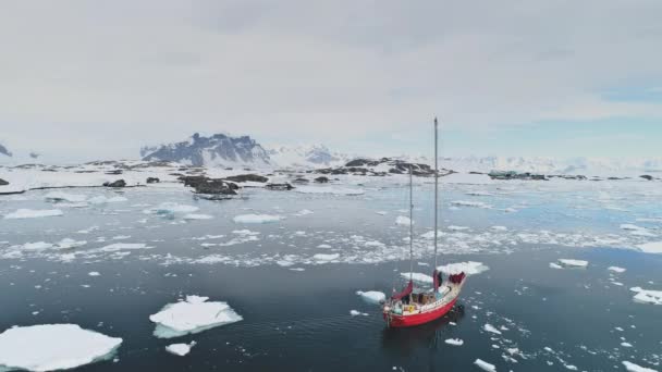 Red Sailing Yacht Sail Antartide Ghiaccio Scioglimento Vista Vicino Pericolosa — Video Stock