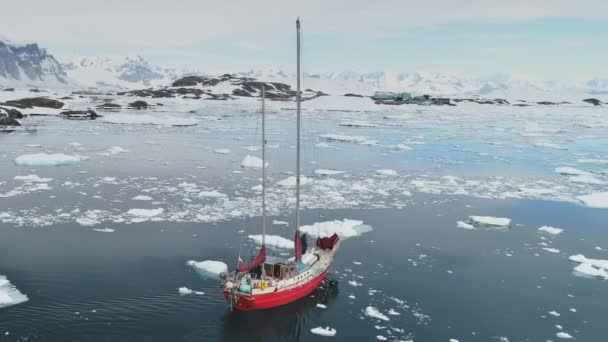 Vista Perto Viagem Iate Vela Gelo Derretendo Antártico Oceano Congelado — Vídeo de Stock