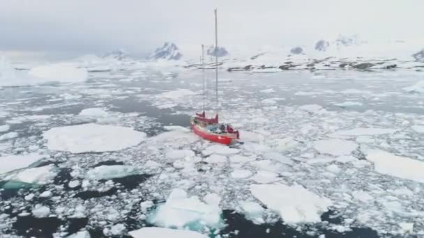 Navegando Yacht Sail Antártico Oceano Congelado Perigoso Entre Iceberg Derretimento — Vídeo de Stock