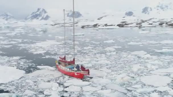 Vista Perto Navegando Yacht Sail Gelo Derretendo Antártico Oceano Congelado — Vídeo de Stock