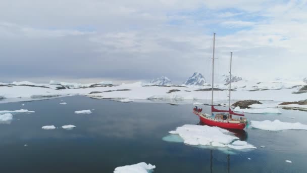 Veleiro Viaje Antártida Iceberg Ocean Aerial View Barco Vermelho Explore — Vídeo de Stock