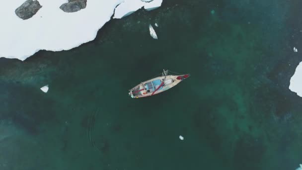 Ιστιοπλοΐα Στον Ανταρκτικό Ωκεανό Αεροφωτογραφία Από Πάνω Προς Κάτω Ιστιοπλοϊκό — Αρχείο Βίντεο