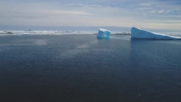 Antarktyda Topnieje Widok Góry Lodowej Błękitna Woda Antarktyka Środowisko Arktyczny — Wideo stockowe