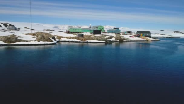 Blaues Wasser Der Nähe Des Polar Antarctic Wernadsky Base Luftaufnahme — Stockvideo