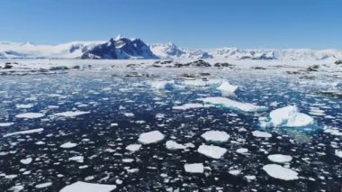 Yüzen Buz ve Buzdağı Hava Görüntüsü. Antarktika Mavi Renkli Okyanus Turkuaz Suyu. Küresel Isınma Manzarası. Kutup Doğası İklim Değişikliği Drone Uçuş Görüntüsü