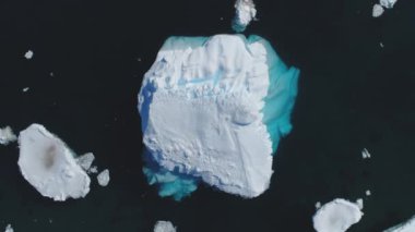 Zümrüt rengi Antarcic Iceberg Turkuaz Erimiş Hava Görüntüsü. Ekolojik sembol: eriyen buz. Yüzen Okyanus Buz Parçasında Mavi Su ile Doğa Gölü. İklim Değişikliği Konsepti Üst Uzaklaştırma Dronu Vuruşu