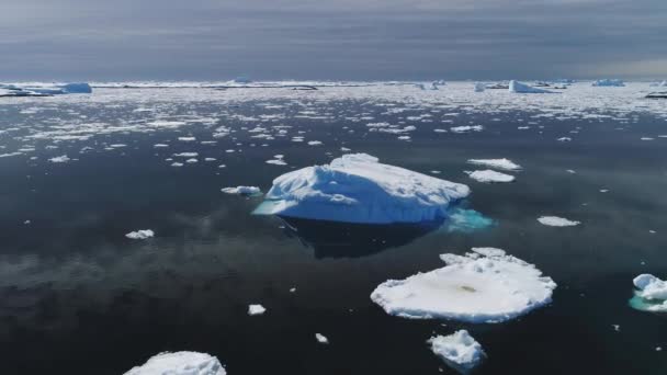 巨大的浮冰冰山空中跟踪射击 南极海洋绿松石水全球暖化景观 极地自然与气候变化无人机飞行视频 — 图库视频影像