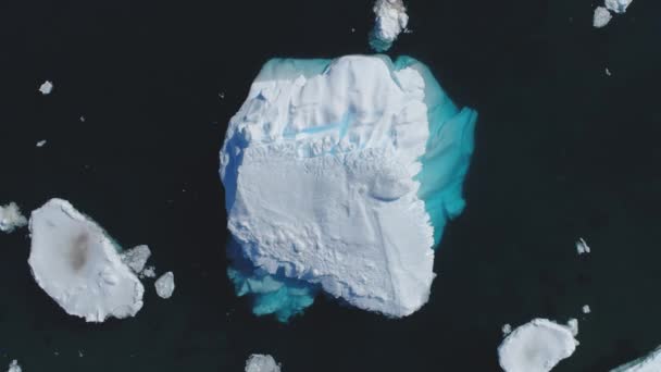 翡翠色的色泽是冰山绿松石色的 生态符号 融化的冰 海洋冰片漂流中的蓝水自然湖 气候变化概念高调推出无人机射门 — 图库视频影像