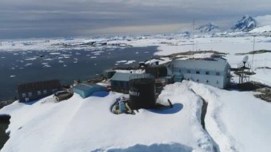 Kutup Antarktika Vernadsky Hava Üssü manzaralı. Okyanus Kıyısı Açık Su Yüzeyi Vahşi Doğa. Güney Kutbu İstasyonu Dağ Manzarası İnsansız Hava Aracı Uçuş Görüntüsü