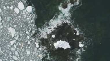 Buz Dalgası ve Kar Kayası Buzulu Havadan Aşağı Görünümü. Güzel Sahil Kıyısı Buz Suyu Uçurumu Deniz Burnu. Güç Denizi Kış Antarktika Sörf Adası İnsansız Hava Aracı Uçağı Görüntüsü