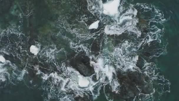 Ocean Wave Ice Snow Rock Aerial Sus Jos Frumoasa Stâncă — Videoclip de stoc
