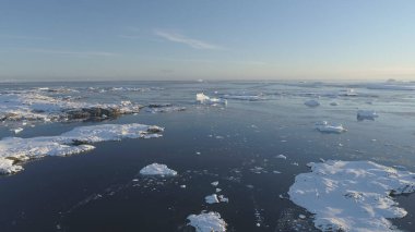 Kutup Kutbu Açık Su Buzulu Hava Görüntüsü. Kış Okyanusu Su Yüzeyi 'nde Buz Erimesi Uçan İnsansız Hava Aracı. Antarktika İklim Değişikliği Kavramı