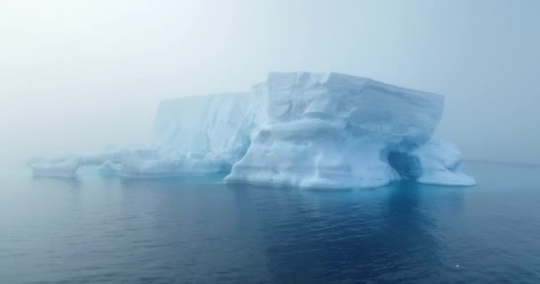 Iceberg Gigante Deriva Nevoeiro Matinal Oceano Antártico Mistério Dramático Cena — Vídeo de Stock