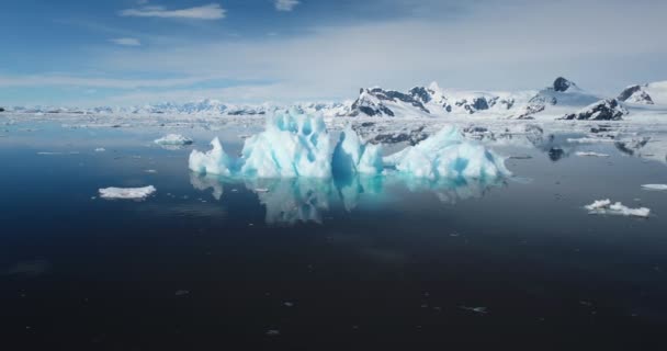 Pedazo Hielo Derretir Iceberg Deriva Océano Abierto Día Soleado Montaña — Vídeo de stock