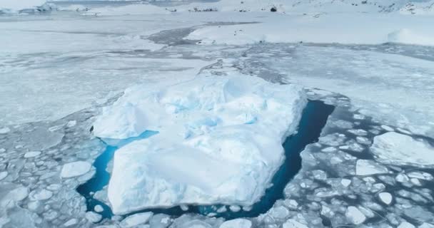 Ijs Drijvend Poolbevroren Oceaanlandschap Antarctica Smeltende Blauwe Water Ijsberg Antarctische — Stockvideo