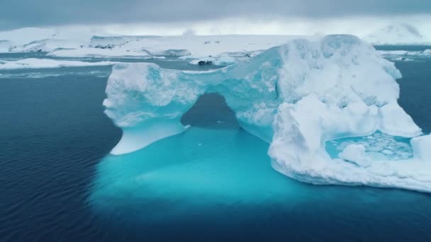 Duże Platformy Lodowe Oceanie Antarktydy Ogromna Zamarznięta Jaskinia Łukowa Niebieskim — Wideo stockowe