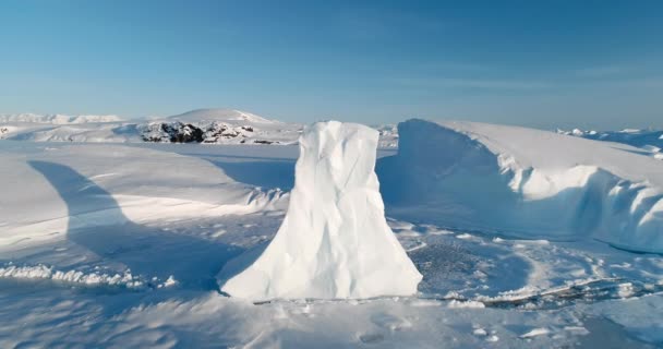 氷河は原始的な氷の風景を取り囲んでいました 凍った美しい南極大陸の自然 多くの氷山が無限の凍った海域に閉じ込められています 北極圏の氷を保存する 青い空が晴れた日 エアリアルパノラマ — ストック動画