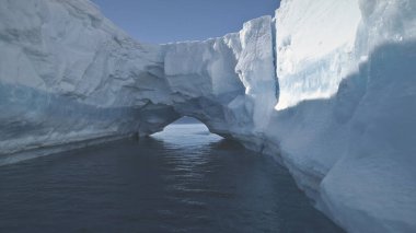 Hava Drone uçuş Antarktika buz Dağı Arch. büyük buz Dağı soğuk kutup okyanus arasında genel bakış için. Kış manzarası. Sert şartlar el değmemiş doğası. Vahşi. 4k görüntüleri.