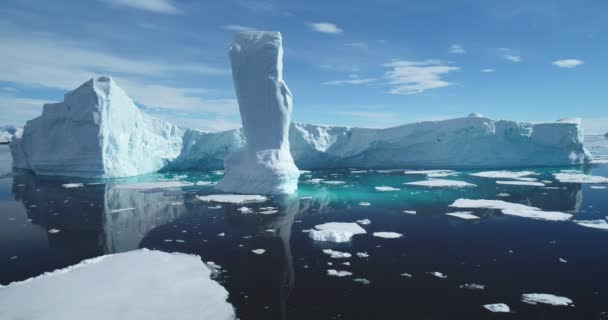 南极洲巨大的冰山在融化的冰水中漂流 从大冰川上坠落下来 气候变化和冰山融化的全球问题 融化的冰 全球变暖概念 — 图库视频影像