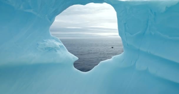 Drone Voa Buraco Iceberg Derretido Antártida Uma Geleira Enorme Derreter — Vídeo de Stock