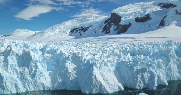 Hatalmas Jéggleccser Antarktiszon Hóval Borított Hegy Háttérben Tiszta Kék Napos — Stock videók