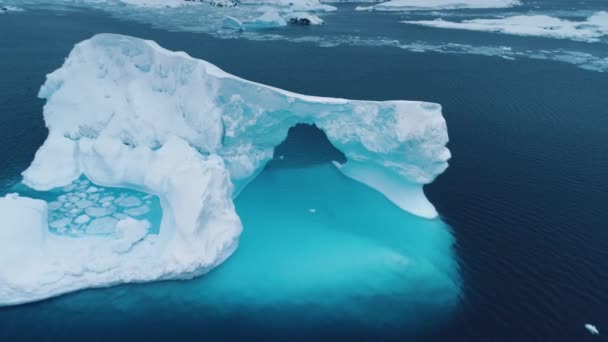 Großer Arktischer Eisbergbogen Schmilzt Unter Wasser Riesiger Rissiger Gletscher Treibt — Stockvideo