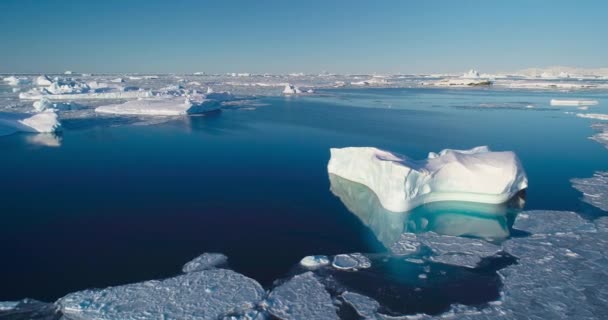 Зимний Антарктический Пейзаж Таяние Айсберга Дрейфует Полярном Океане Голубой Водой — стоковое видео