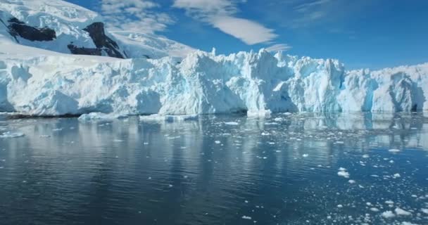 氷河湖のタワーリング氷河の自然の美しさ 晴れた日の青空 自然の冬の風景 氷河の背景を溶かす エコロジー 氷の融解 気候変動 地球温暖化 空中ドローンショット — ストック動画