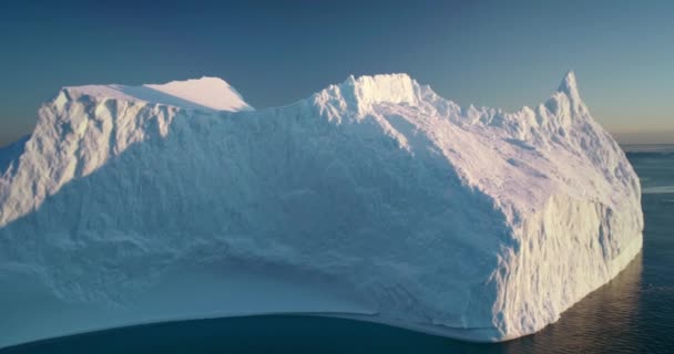 Reuzenijsberg Drijft Avonds Pooloceaan Antarctica Arctische Omgeving Behoud Van Ijs — Stockvideo