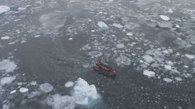 Buzdağlarındaki Zodiac Motorlu Teknesi, Havadan Yukarıdan Aşağıya Görünüm. Expedition Lastik Taşımacılık Ekstrem Kış Soğuk Antarktika Vahşi Yaşam Suyu Araştırması. Güney Kutbu Deniz Burnu Dronu